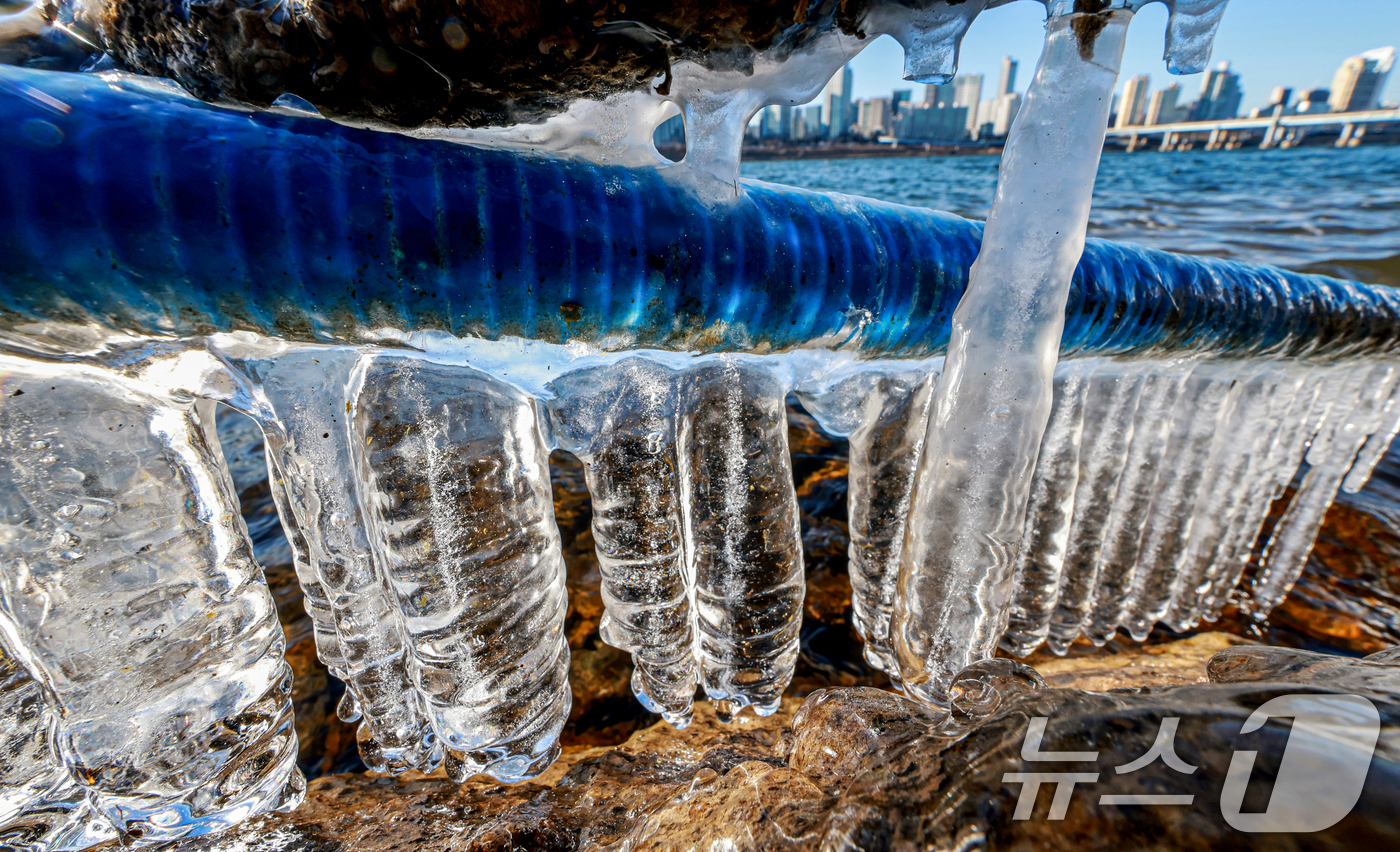 (서울=뉴스1) 이호윤 기자 = 영하권 추위로 본격적인 겨울날씨를 보인 31일 서울 광진구 인근 한강에 고드름이 얼어있다. 2025.12.31/뉴스1