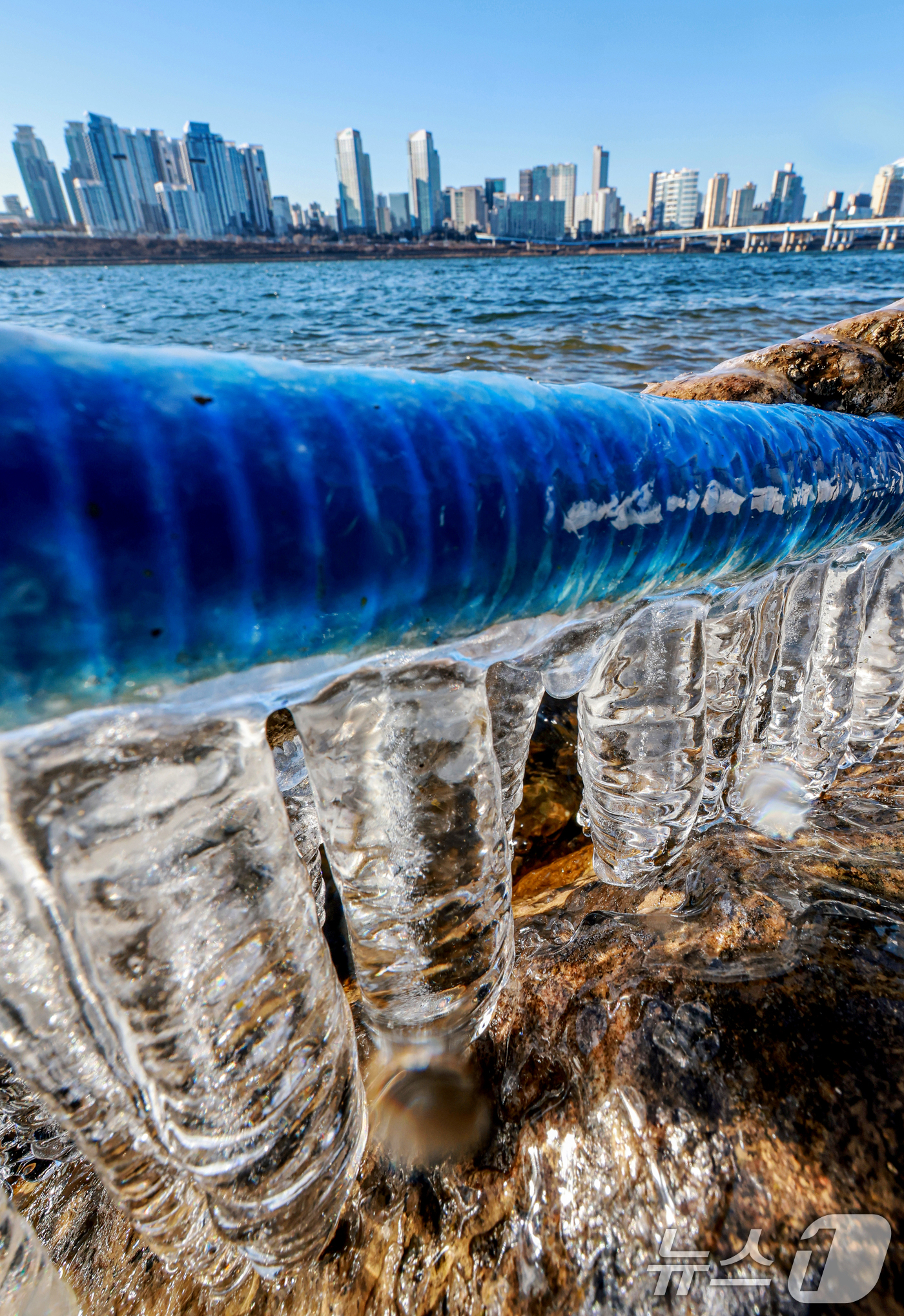 (서울=뉴스1) 이호윤 기자 = 영하권 추위로 본격적인 겨울날씨를 보인 31일 서울 광진구 인근 한강에 고드름이 얼어있다. 2025.12.31/뉴스1