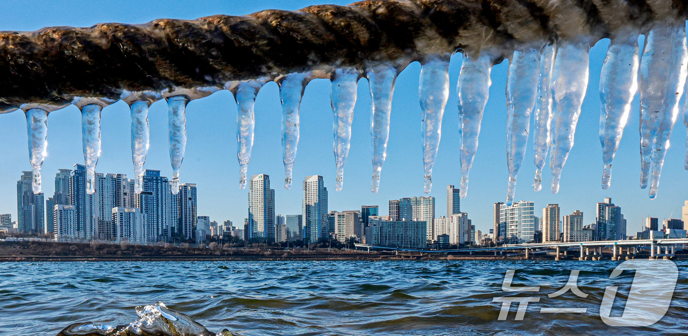(서울=뉴스1) 이호윤 기자 = 영하권 추위로 본격적인 겨울날씨를 보인 31일 서울 광진구 인근 한강에 고드름이 얼어있다. 2025.12.31/뉴스1