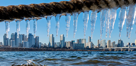 맹추위에 얼어붙은 한강