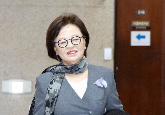 회의 향하는 진선미 위원장