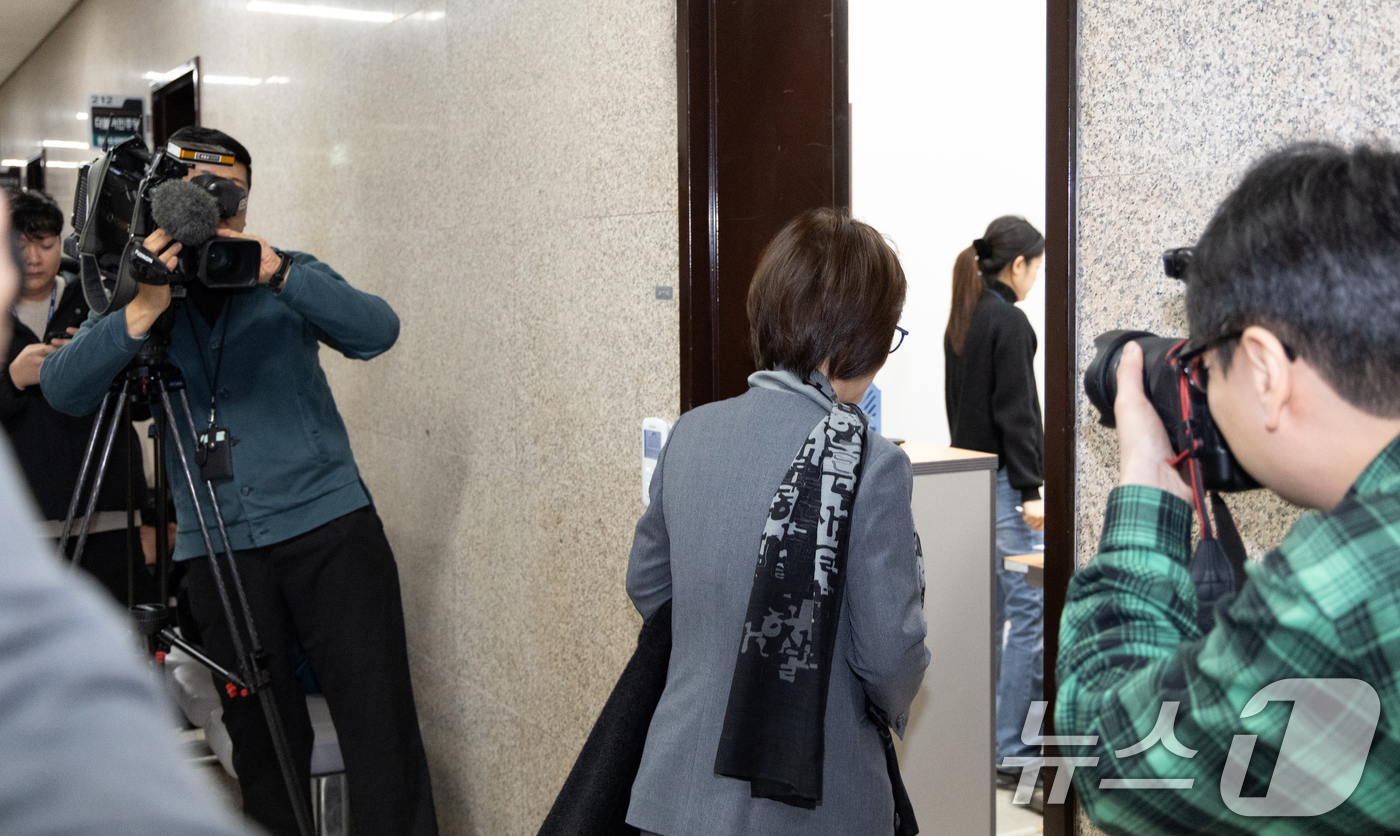 (서울=뉴스1) 이승배 기자 = 진선미 더불어민주당 원내대표 선거관리위원장이 31일 서울 여의도 국회에서 열린 선관위 비공개 회의에 참석하고 있다.  2025.12.31/뉴스1