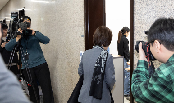 비공개 선관위 회의 향하는 진선미 위원장