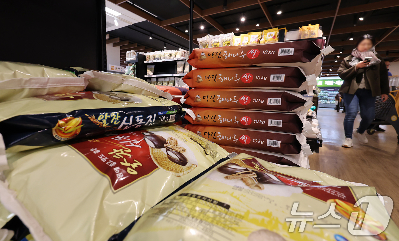 (서울=뉴스1) 장수영 기자 = 31일 서울의 한 마트에 쌀이 진열돼 있다.국가데이터처가 발표한 '2025년 12월 및 연간 소비자물가동향'에 따르면 올해 연간 소비자물가지수는 전 …