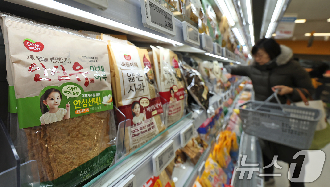 (서울=뉴스1) 장수영 기자 = 31일 서울의 한 마트에서 시민이 가공식품을 구매하고 있다.국가데이터처가 발표한 '2025년 12월 및 연간 소비자물가동향'에 따르면 올해 연간 소 …