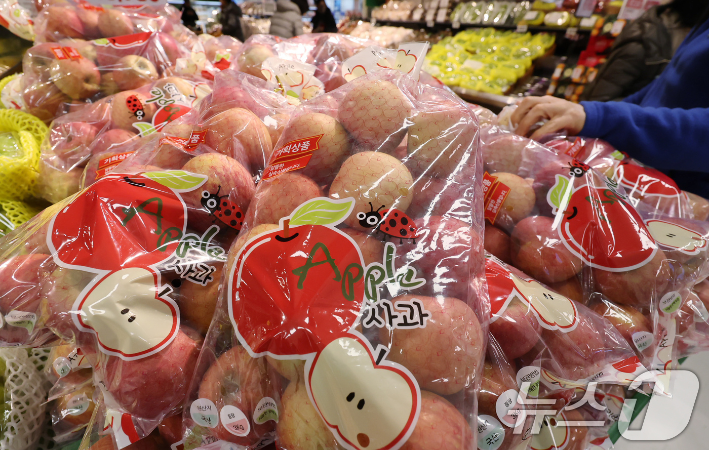 (서울=뉴스1) 장수영 기자 = 31일 서울의 한 마트에서 시민이 사과를 구매하고 있다.국가데이터처가 발표한 '2025년 12월 및 연간 소비자물가동향'에 따르면 12월 소비자물가 …