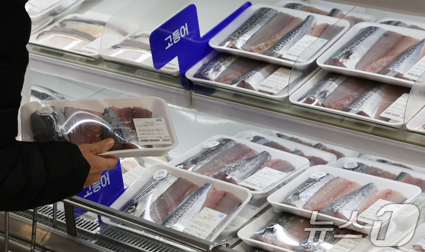 (서울=뉴스1) 장수영 기자 = 31일 서울의 한 마트를 찾은 시민이 생선을 구매하고 있다.국가데이터처가 발표한 '2025년 12월 및 연간 소비자물가동향'에 따르면 올해 연간 소 …