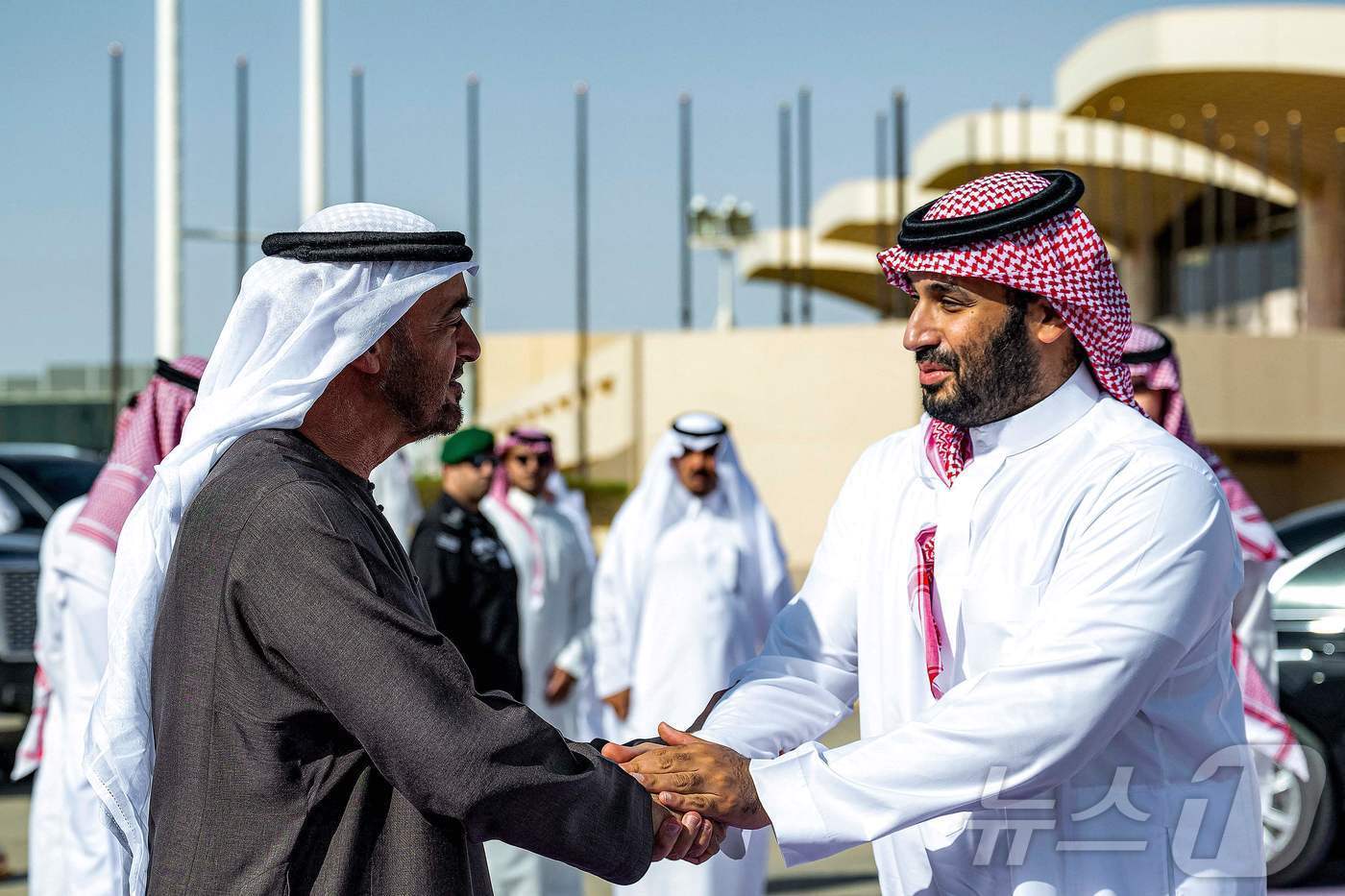 본문 이미지 - 아랍에미리트(UAE) 대통령궁에서 제공한 이 사진은 지난 9월 3일 사우디아라비아 리야드의 킹 칼리드 국제공항에서 무함마드 빈 살만 사우디 왕세자가 셰이크 무함마드 빈 자예드 알 나얀 UAE 대통령에게 ​​작별 인사를 하는 모습을 담고 있다. 2025.09.03. ⓒ AFP=뉴스1 ⓒ News1 이정환 기자