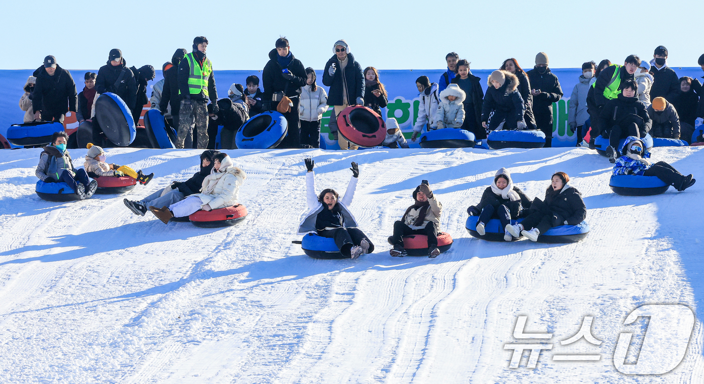 (서울=뉴스1) 이호윤 기자 = 31일 서울 광진구 뚝섬한강공원 눈썰매장을 찾은 외국인 관광객들과 시민들이 썰매를 즐기고 있다.서울시는 겨울철을 맞이해 이날부터 2026년2월18일 …