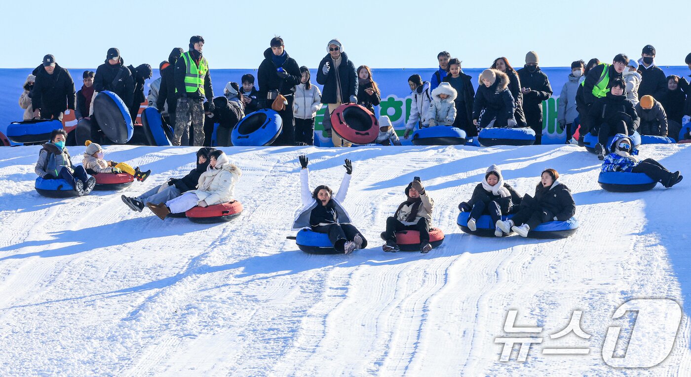 본문 이미지 - 31일 서울 광진구 뚝섬한강공원 눈썰매장을 찾은 외국인 관광객들과 시민들이 썰매를 즐기고 있다. 2025.12.31/뉴스1 ⓒ News1 이호윤 기자