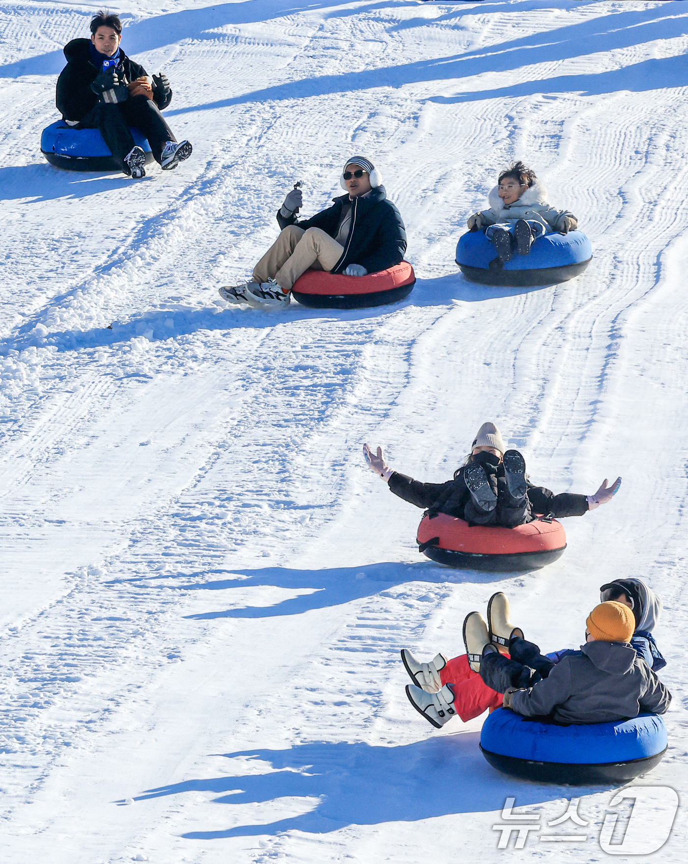 (서울=뉴스1) 이호윤 기자 = 31일 서울 광진구 뚝섬한강공원 눈썰매장을 찾은 외국인 관광객들과 시민들이 썰매를 즐기고 있다.서울시는 겨울철을 맞이해 이날부터 2026년2월18일 …