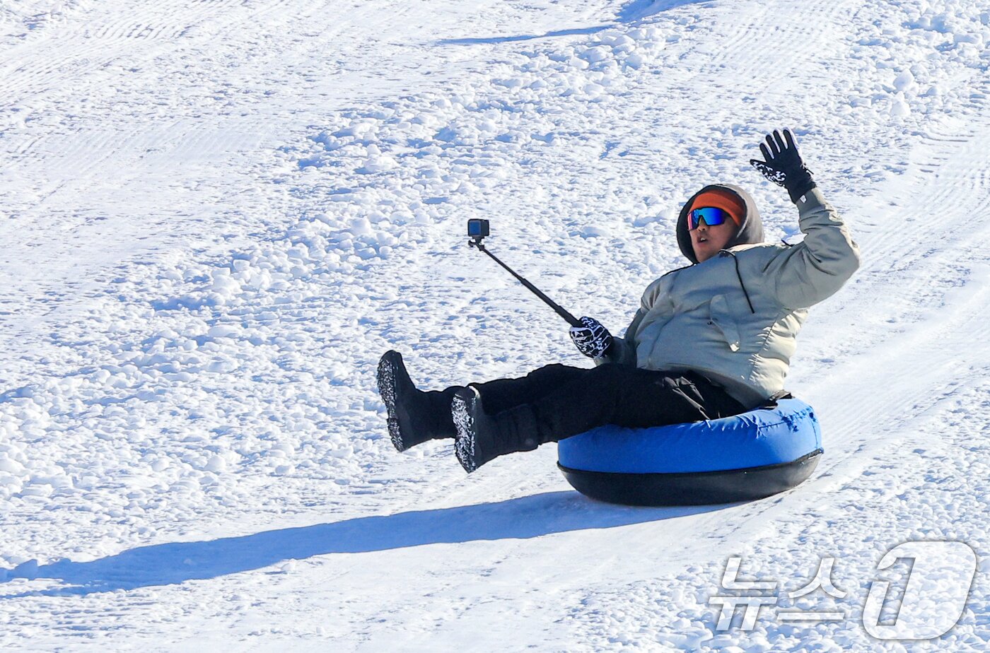 본문 이미지 - 31일 서울 광진구 뚝섬한강공원 눈썰매장을 찾은 외국인 관광객이 썰매를 즐기고 있다. 2025.12.31/뉴스1 ⓒ News1 이호윤 기자