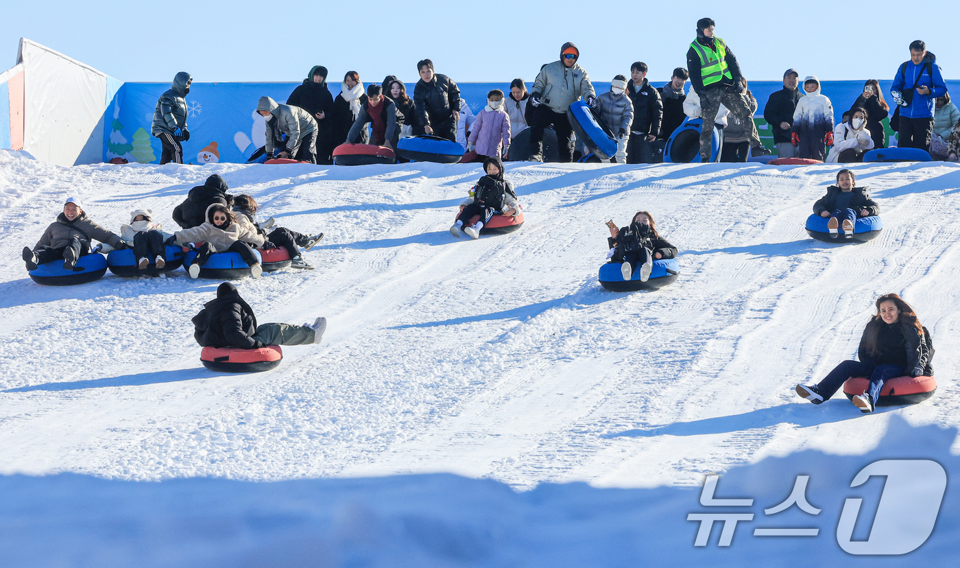 (서울=뉴스1) 이호윤 기자 = 31일 서울 광진구 뚝섬한강공원 눈썰매장을 찾은 외국인 관광객들과 시민들이 썰매를 즐기고 있다.서울시는 겨울철을 맞이해 이날부터 2026년2월18일 …