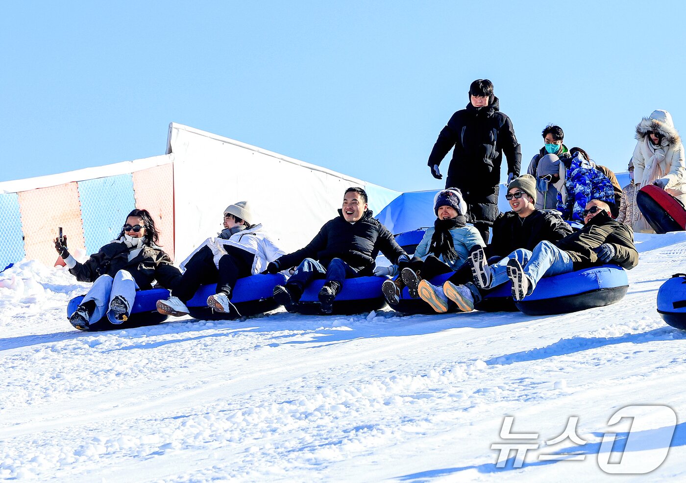 본문 이미지 - 31일 서울 광진구 뚝섬한강공원 눈썰매장을 찾은 외국인 관광객들이 썰매를 즐기고 있다.  ⓒ News1 이호윤 기자