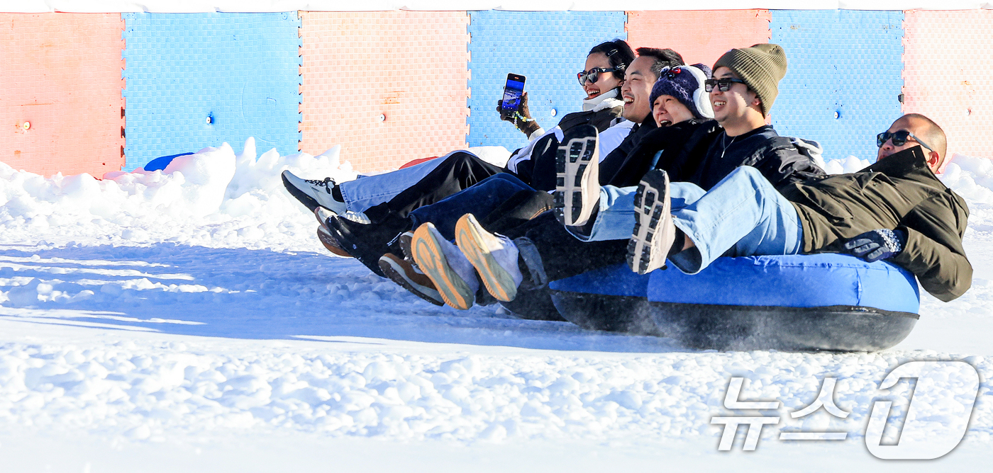 (서울=뉴스1) 이호윤 기자 = 31일 서울 광진구 뚝섬한강공원 눈썰매장을 찾은 외국인 관광객들이 썰매를 즐기고 있다.서울시는 겨울철을 맞이해 이날부터 2026년2월18일까지 50 …