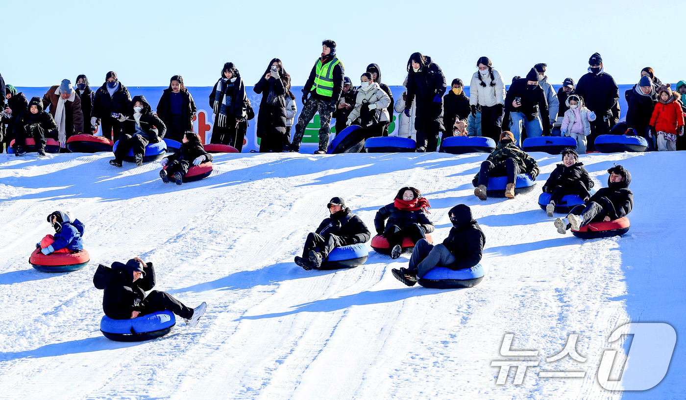 (서울=뉴스1) 이호윤 기자 = 31일 서울 광진구 뚝섬한강공원 눈썰매장을 찾은 외국인 관광객들과 시민들이 썰매를 즐기고 있다.서울시는 겨울철을 맞이해 이날부터 2026년2월18일 …
