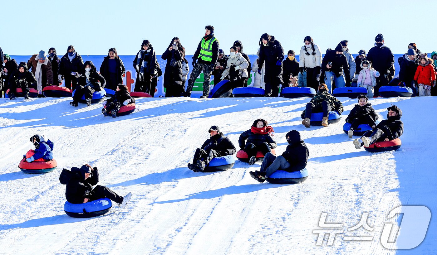 본문 이미지 - 31일 서울 광진구 뚝섬한강공원 눈썰매장을 찾은 외국인 관광객들과 시민들이 썰매를 즐기고 있다. 2025.12.31/뉴스1 ⓒ News1 이호윤 기자