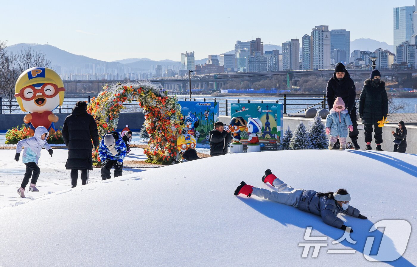 본문 이미지 - 31일 서울 광진구 뚝섬한강공원 눈썰매장을 찾은 외국인 관광객들과 시민들이 '뽀로로와 친구들 테마존'에서 눈놀이를 즐기고 있다. 2025.12.31/뉴스1 ⓒ News1 이호윤 기자
