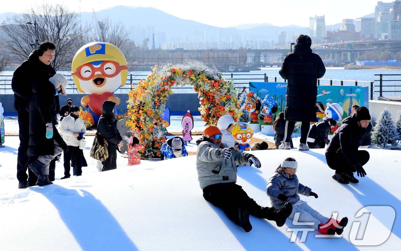 본문 이미지 - 31일 서울 광진구 뚝섬한강공원 눈썰매장을 찾은 외국인 관광객들과 시민들이 '뽀로로와 친구들 테마존'에서 눈놀이를 즐기고 있다.  ⓒ News1 이호윤 기자