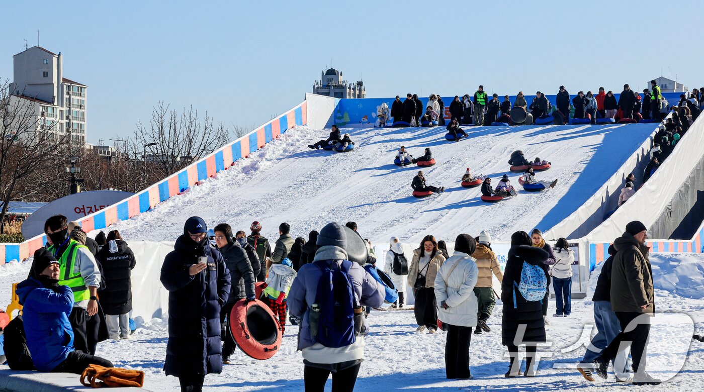 본문 이미지 - 31일 서울 광진구 뚝섬한강공원 눈썰매장을 찾은 외국인 관광객들과 시민들이 썰매를 즐기고 있다. 2025.12.31/뉴스1 ⓒ News1 이호윤 기자