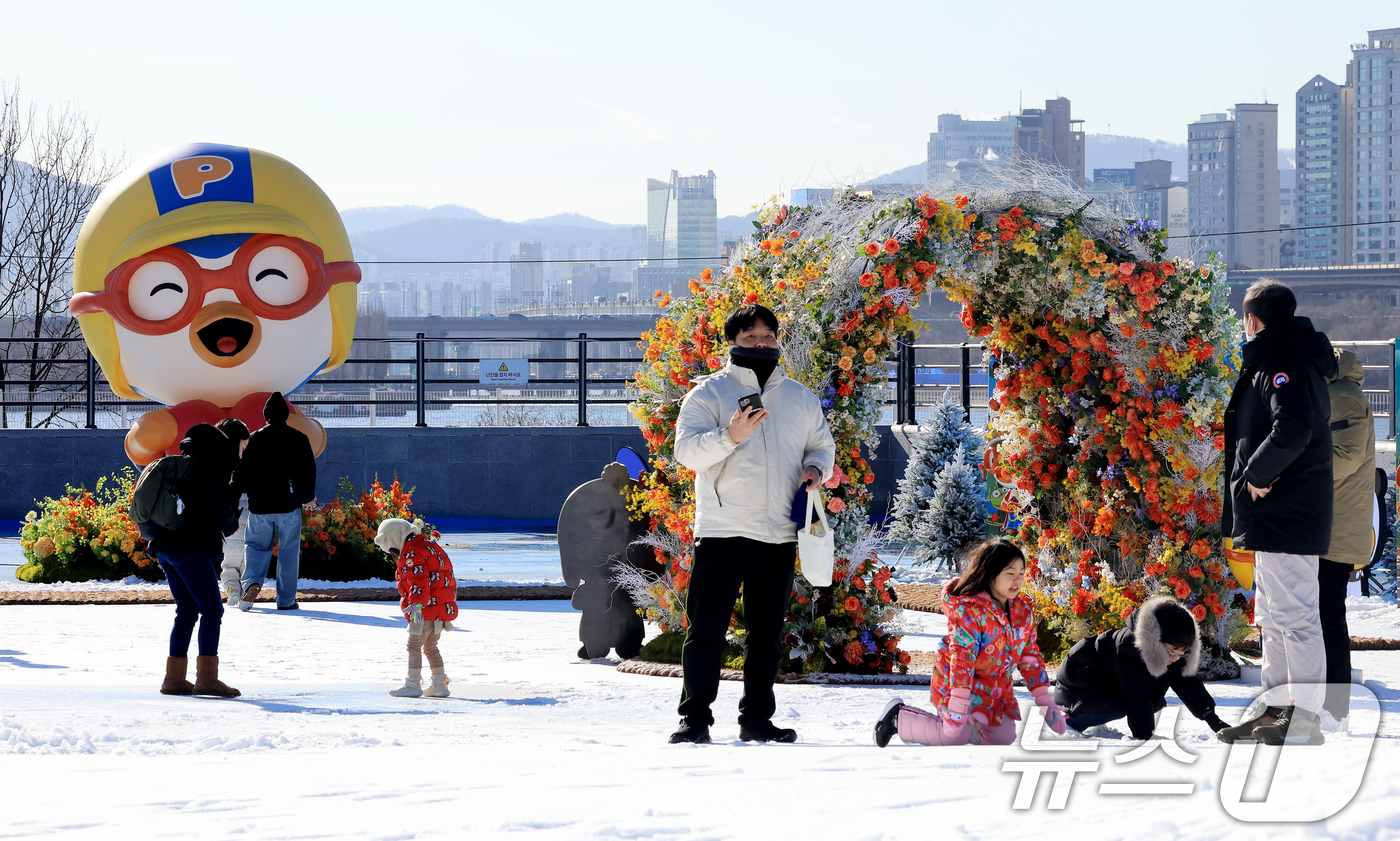 (서울=뉴스1) 이호윤 기자 = 31일 서울 광진구 뚝섬한강공원 눈썰매장을 찾은 외국인 관광객들과 시민들이 '뽀로로와 친구들 테마존'에서 눈놀이를 즐기고 있다.서울시는 겨울철을 맞 …