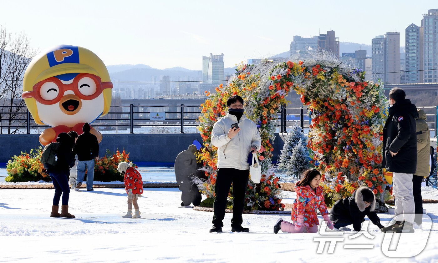 본문 이미지 - 31일 서울 광진구 뚝섬한강공원 눈썰매장을 찾은 외국인 관광객들과 시민들이 '뽀로로와 친구들 테마존'에서 눈놀이를 즐기고 있다. 2025.12.31/뉴스1 ⓒ News1 이호윤 기자