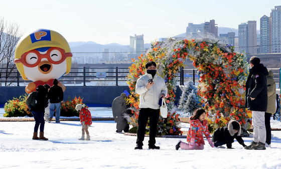 아이 키우시나요?…주담대 원금 상환 유예·보험료 할인됩니다
