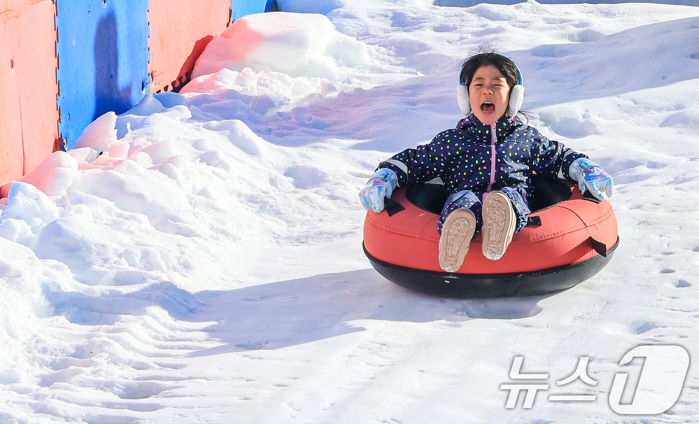 본문 이미지 - 31일 서울 광진구 뚝섬한강공원 눈썰매장을 찾은 한 아이가 썰매를 즐기고 있다.  ⓒ News1 이호윤 기자
