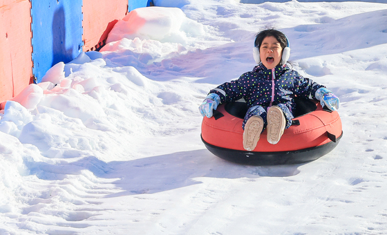 눈썰매 즐기는 어린이