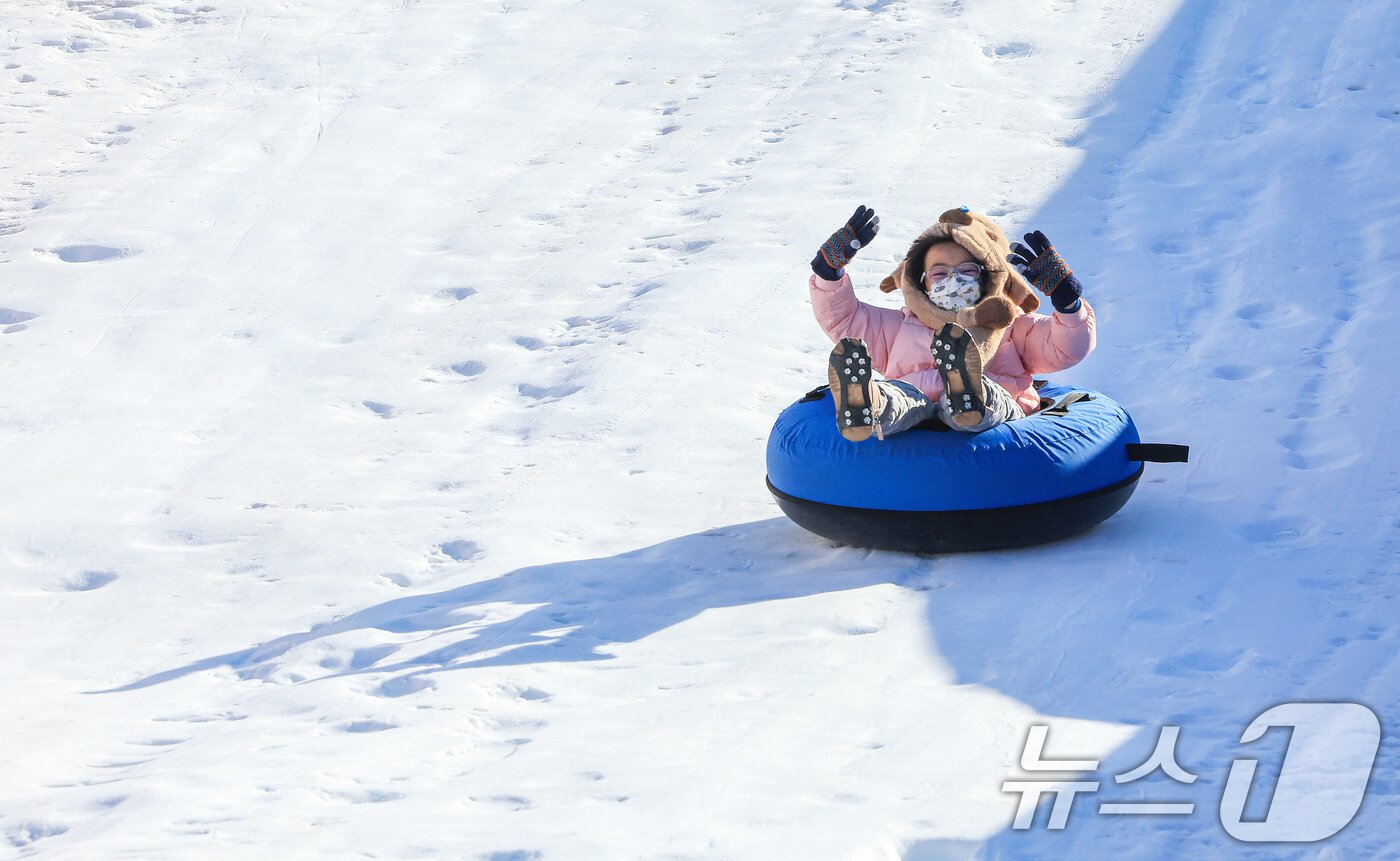 본문 이미지 - 31일 서울 광진구 뚝섬한강공원 눈썰매장을 찾은 한 아이가 썰매를 즐기고 있다. 2025.12.31/뉴스1 ⓒ News1 이호윤 기자