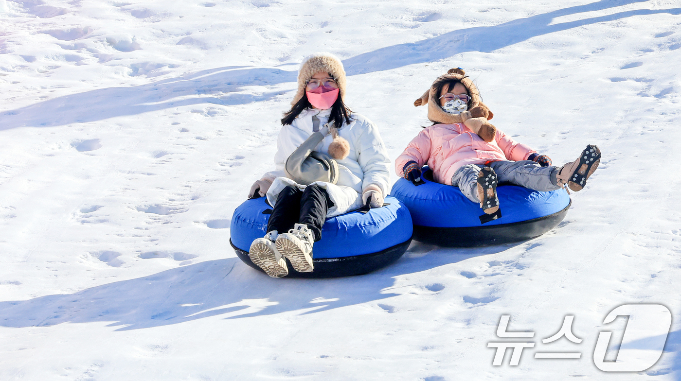 (서울=뉴스1) 이호윤 기자 = 31일 서울 광진구 뚝섬한강공원 눈썰매장을 찾은 외국인 관광객들이 썰매를 즐기고 있다.서울시는 겨울철을 맞이해 이날부터 2026년2월18일까지 50 …