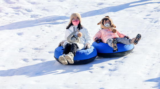 눈썰매 즐기는 모녀
