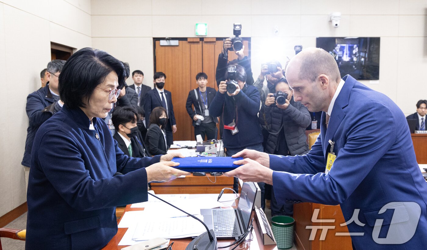 본문 이미지 - 해롤드 로저스 쿠팡 대표이사가 31일 서울 여의도 국회에서 열린 제430회국회(임시회) 쿠팡 침해사고 및 개인정보 유출, 불공정 거래, 노동환경 실태 파악과 재발방지 대책 마련을 위한 연석 청문회에 출석해 증인선서문을 최민희 위원장에게 제출하고 있다. 2025.12.31/뉴스1 ⓒ News1 이승배 기자