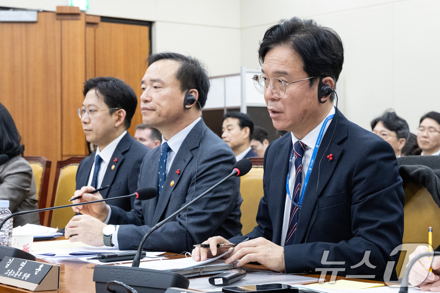 (서울=뉴스1) 이승배 기자 = 김영훈 고용노동부 장관이 31일 서울 여의도 국회에서 열린 제430회국회(임시회) 쿠팡 침해사고 및 개인정보 유출, 불공정 거래, 노동환경 실태 파 …