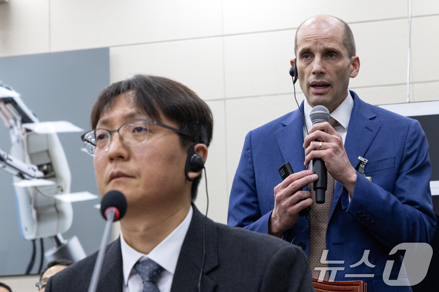 (서울=뉴스1) 이승배 기자 = 해롤드 로저스 쿠팡 대표이사가 31일 서울 여의도 국회에서 열린 제430회국회(임시회) 쿠팡 침해사고 및 개인정보 유출, 불공정 거래, 노동환경 실 …