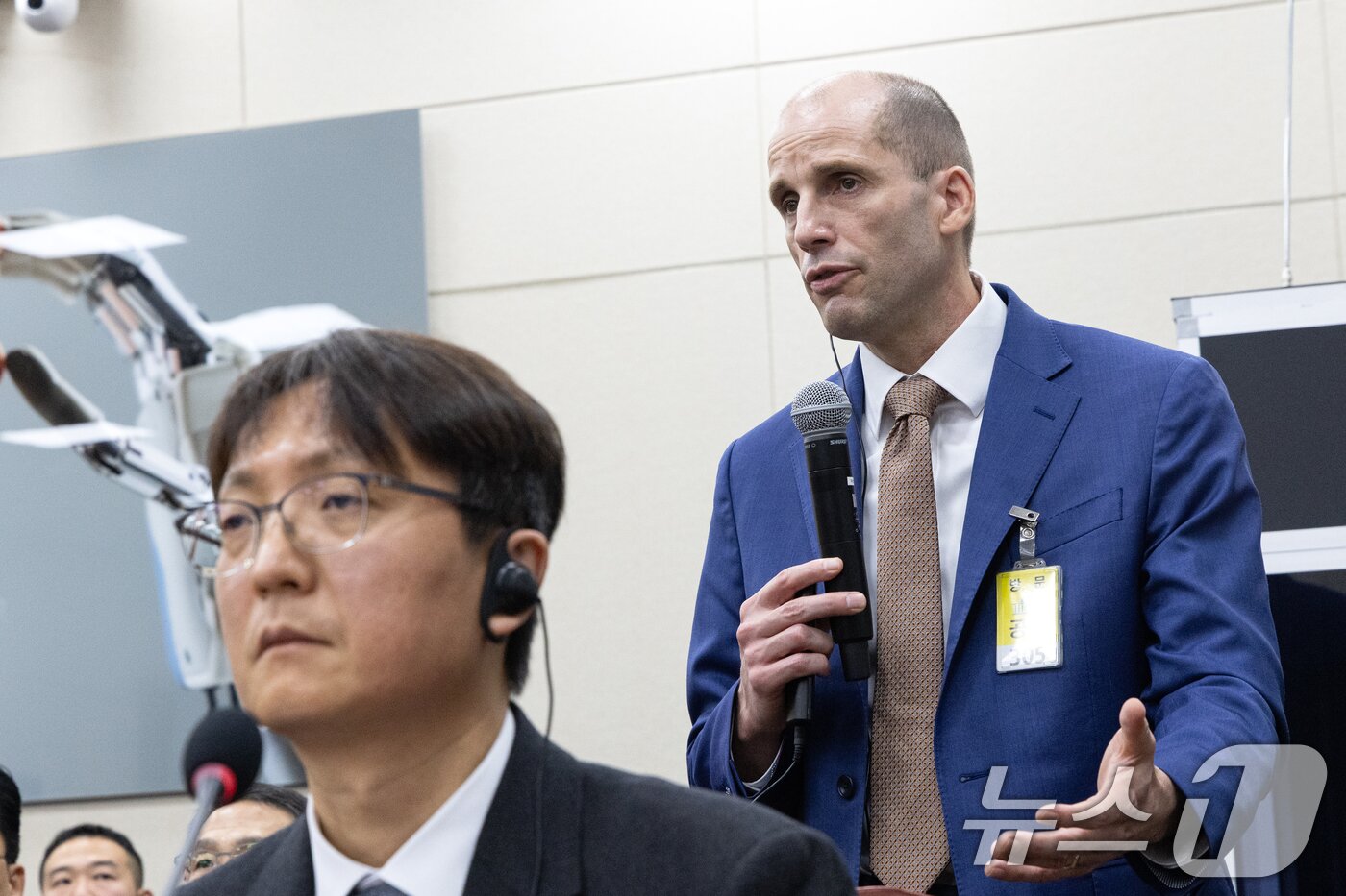 본문 이미지 - 해롤드 로저스 쿠팡 대표이사가 서울 여의도 국회에서 열린 제430회국회(임시회) 쿠팡 침해사고 및 개인정보 유출, 불공정 거래, 노동환경 실태 파악과 재발방지 대책 마련을 위한 연석 청문회에 출석해 의원 질의에 답변하고 있다. 2025.12.31/뉴스1 ⓒ News1 이승배 기자