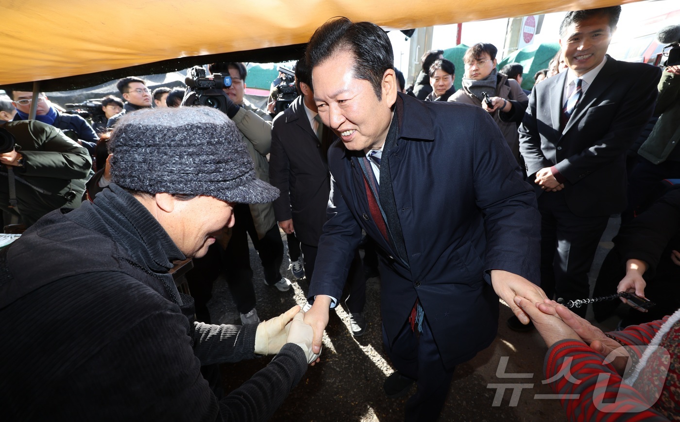 (전주=뉴스1) 유경석 기자 = 정청래 더불어민주당 대표가 31일 전북 전주시 남부시장을 찾아 상인들과 인사를 나누고 있다. 2025.12.31/뉴스1