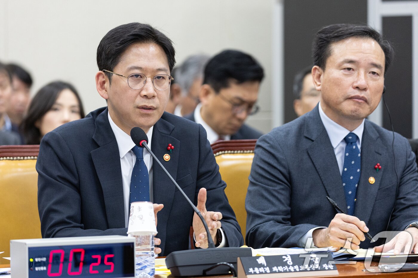 본문 이미지 - 배경훈 과학기술정보통신부 장관 겸 부총리가 31일 서울 여의도 국회에서 열린 제430회국회(임시회) 쿠팡 침해사고 및 개인정보 유출, 불공정 거래, 노동환경 실태 파악과 재발방지 대책 마련을 위한 연석 청문회에 출석해 의원 질의에 답변하고 있다. 2025.12.31/뉴스1 ⓒ News1 이승배 기자