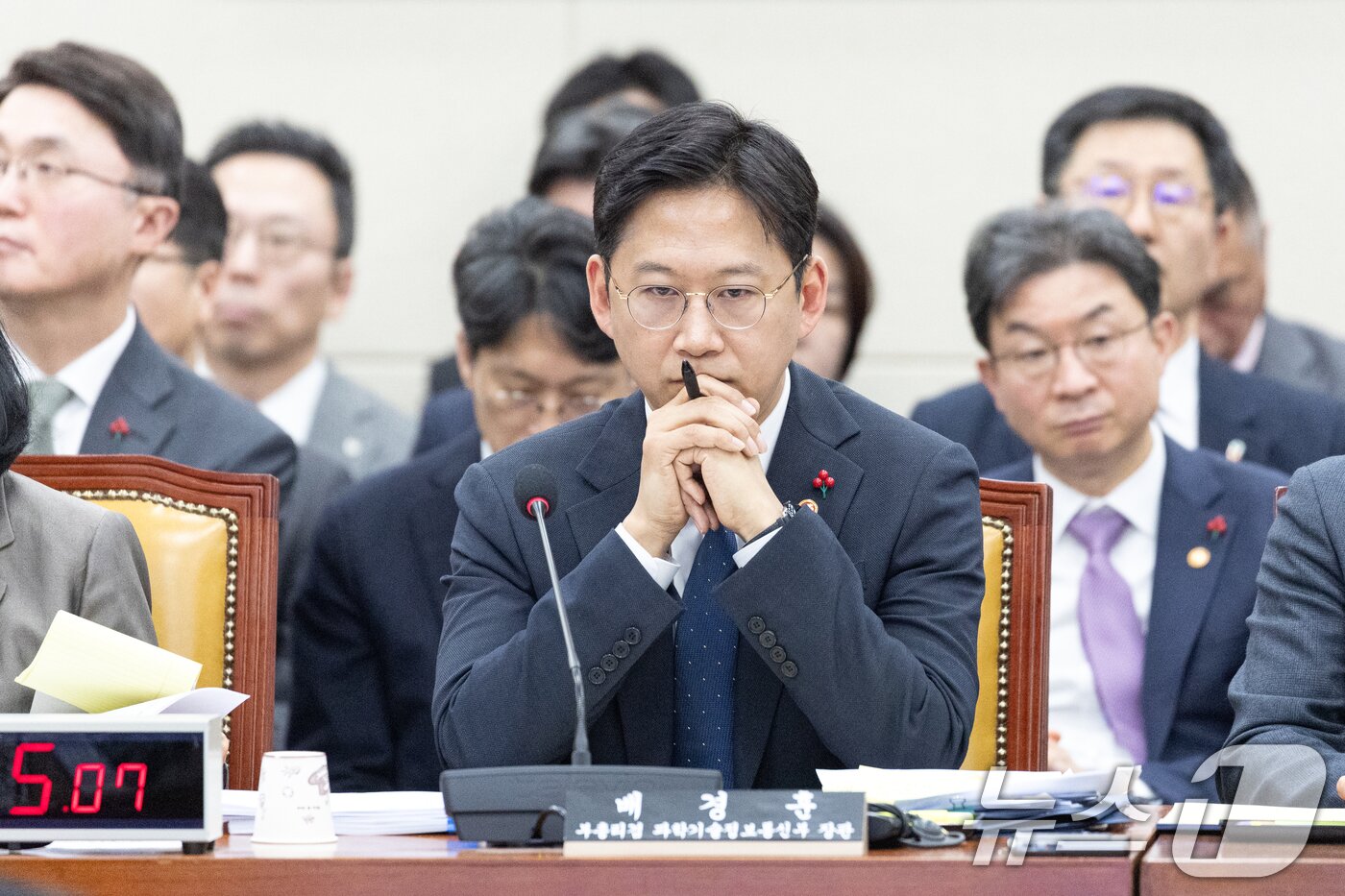 본문 이미지 - 배경훈 과학기술정보통신부 장관 겸 부총리가 31일 서울 여의도 국회에서 열린 제430회국회(임시회) 쿠팡 침해사고 및 개인정보 유출, 불공정 거래, 노동환경 실태 파악과 재발방지 대책 마련을 위한 연석 청문회에서 생각에 잠겨있다. 2025.12.31/뉴스1 ⓒ News1 이승배 기자