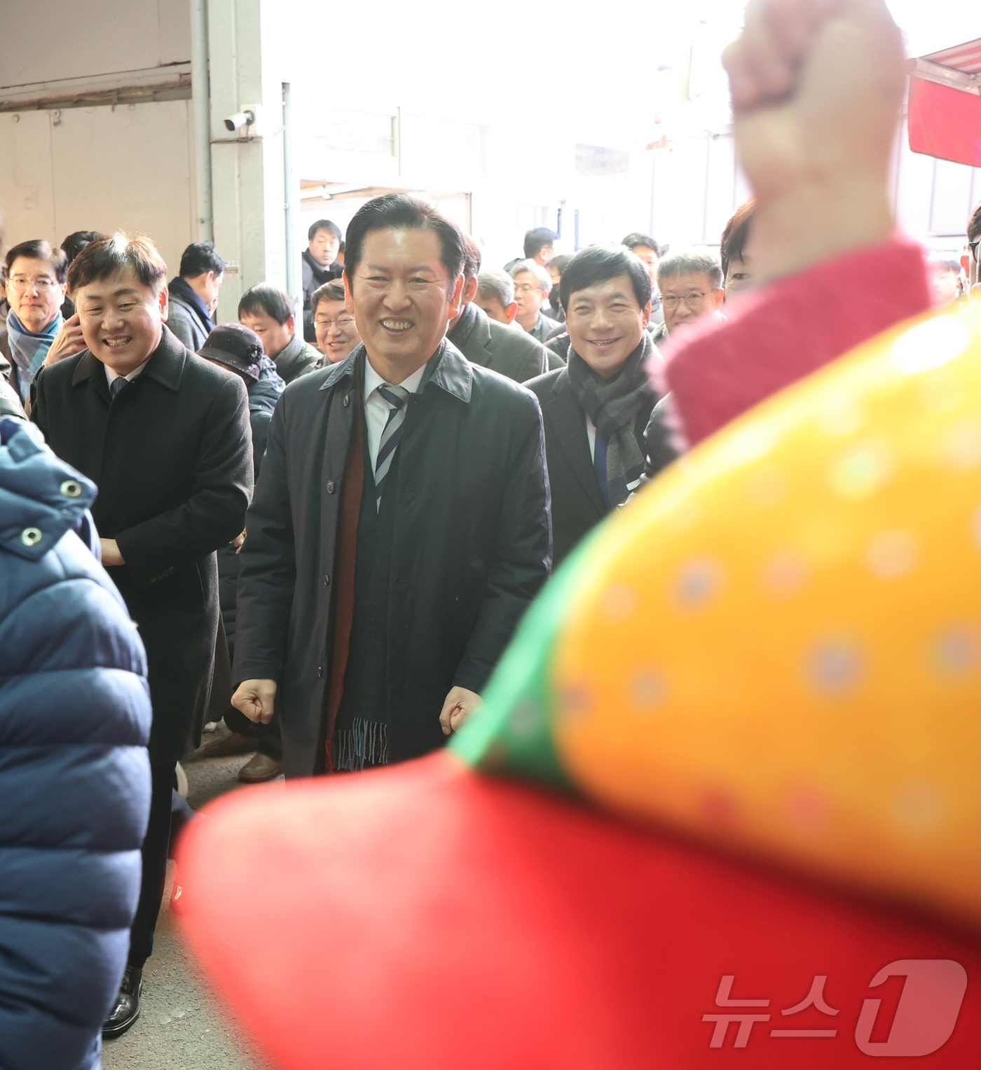 (전주=뉴스1) 유경석 기자 = 정청래 더불어민주당 대표가 31일 전북 전주시 남부시장을 찾아 상인들과 인사를 나누고 있다. 2025.12.31/뉴스1