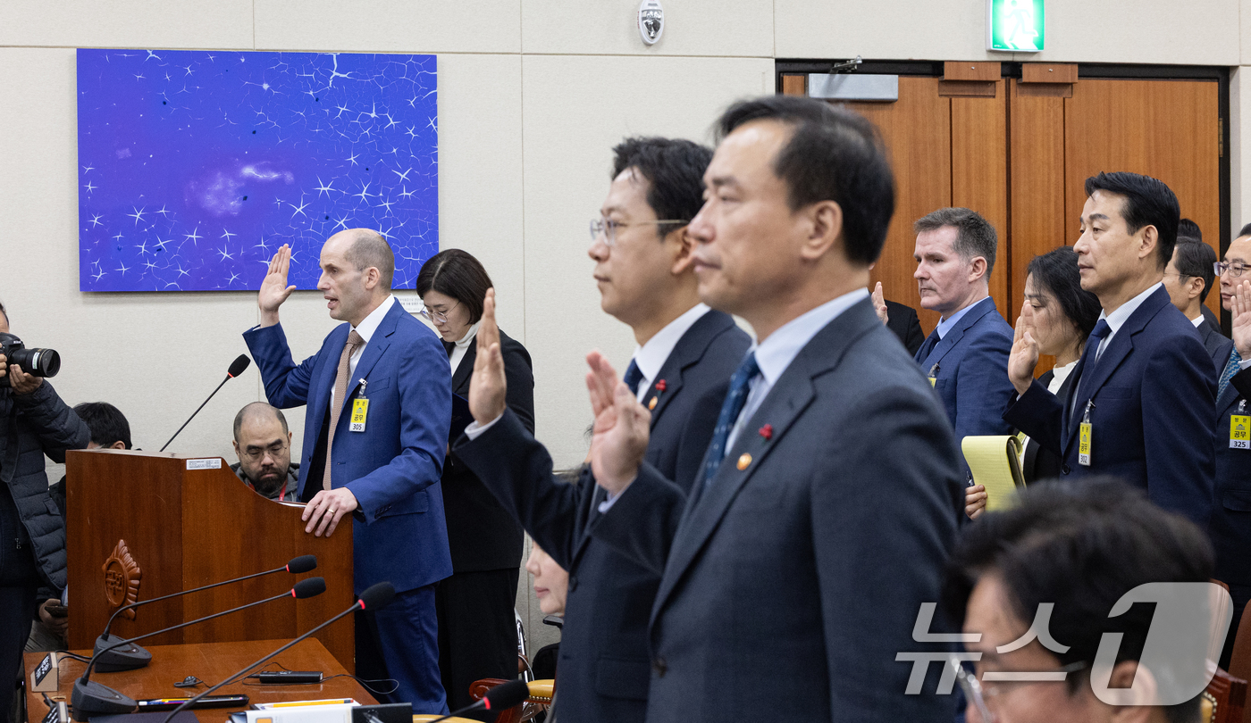 (서울=뉴스1) 이승배 기자 = 해롤드 로저스 쿠팡 대표이사가 31일 서울 여의도 국회에서 열린 제430회국회(임시회) 쿠팡 침해사고 및 개인정보 유출, 불공정 거래, 노동환경 실 …
