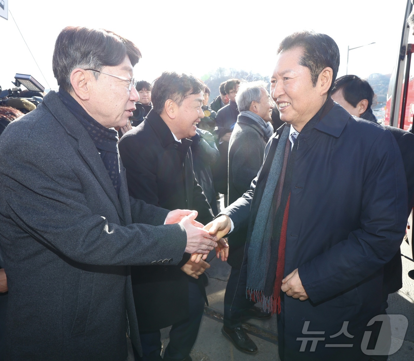 (전주=뉴스1) 유경석 기자 = 정청래 더불어민주당 대표가 31일 전북 전주시 남부시장에서 우범기 전주시장과 인사를 나누고 있다. 2025.12.31/뉴스1
