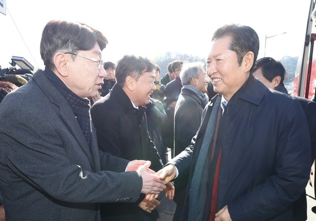 우범기 시장과 인사 나누는 정청래 대표