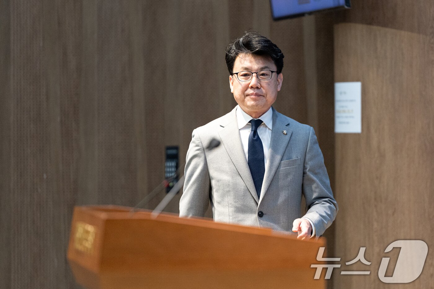 본문 이미지 - 진성준 더불어민주당 의원이 31일 서울 여의도 국회 소통관에서 원내대표 선거 출마 기자회견을 하기 위해 발걸음을 옮기고 있다. 2025.12.31/뉴스1 ⓒ News1 이승배 기자