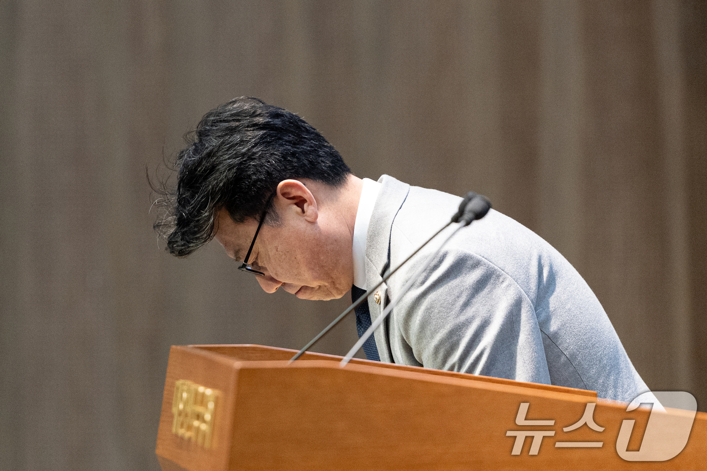 (서울=뉴스1) 이승배 기자 = 진성준 더불어민주당 의원이 31일 서울 여의도 국회 소통관에서 원내대표 선거 출마 기자회견을 하기에 앞서 인사하고 있다. 2025.12.31/뉴스1 …