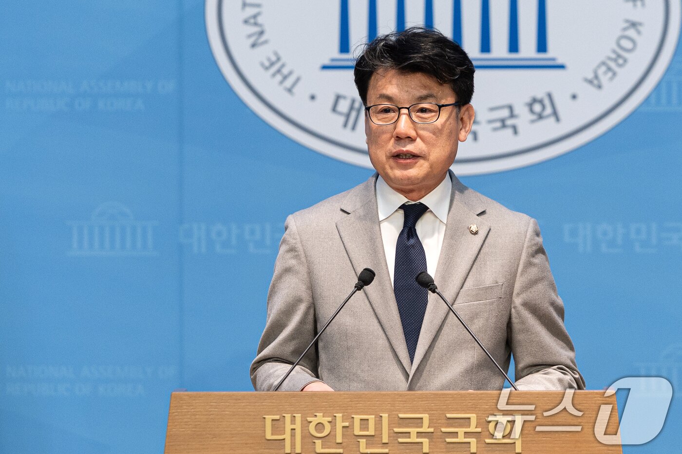 본문 이미지 - 진성준 더불어민주당 의원이 31일 서울 여의도 국회 소통관에서 원내대표 선거 출마 기자회견을 하고 있다. 2025.12.31/뉴스1 ⓒ News1 이승배 기자