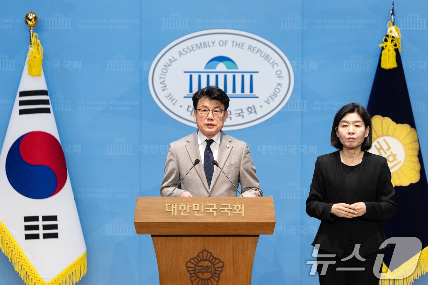 본문 이미지 - 진성준 더불어민주당 의원이 지난해 31일 서울 여의도 국회 소통관에서 원내대표 선거 출마 기자회견을 하고 있다. 2025.12.31/뉴스1 ⓒ News1 이승배 기자