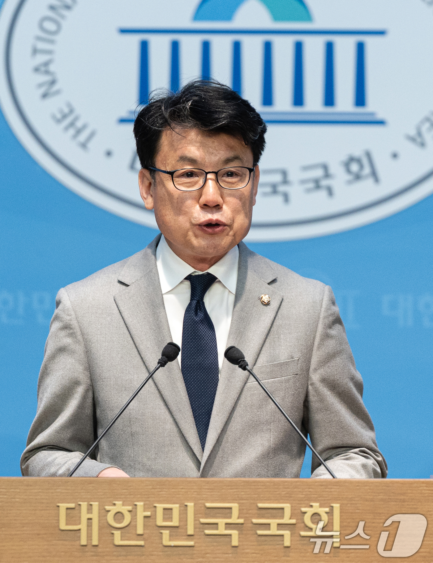 (서울=뉴스1) 이승배 기자 = 진성준 더불어민주당 의원이 31일 서울 여의도 국회 소통관에서 원내대표 선거 출마 기자회견을 하고 있다. 2025.12.31/뉴스1