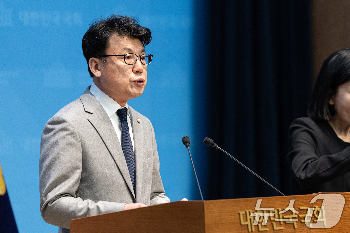 (서울=뉴스1) 이승배 기자 = 진성준 더불어민주당 의원이 31일 서울 여의도 국회 소통관에서 원내대표 선거 출마 기자회견을 하고 있다. 2025.12.31/뉴스1