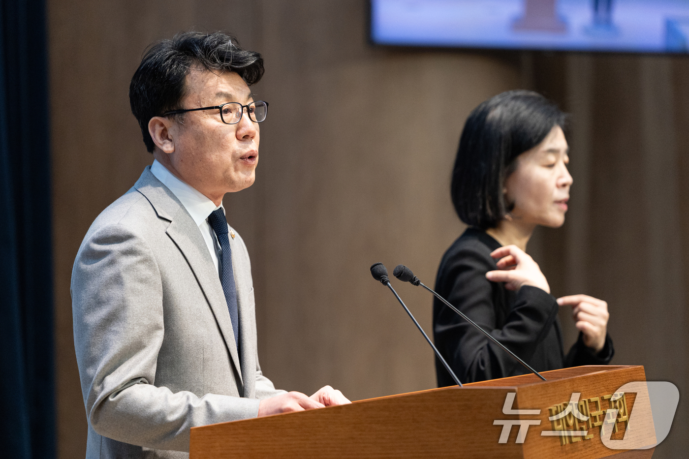 (서울=뉴스1) 이승배 기자 = 진성준 더불어민주당 의원이 31일 서울 여의도 국회 소통관에서 원내대표 선거 출마 기자회견을 하고 있다. 2025.12.31/뉴스1